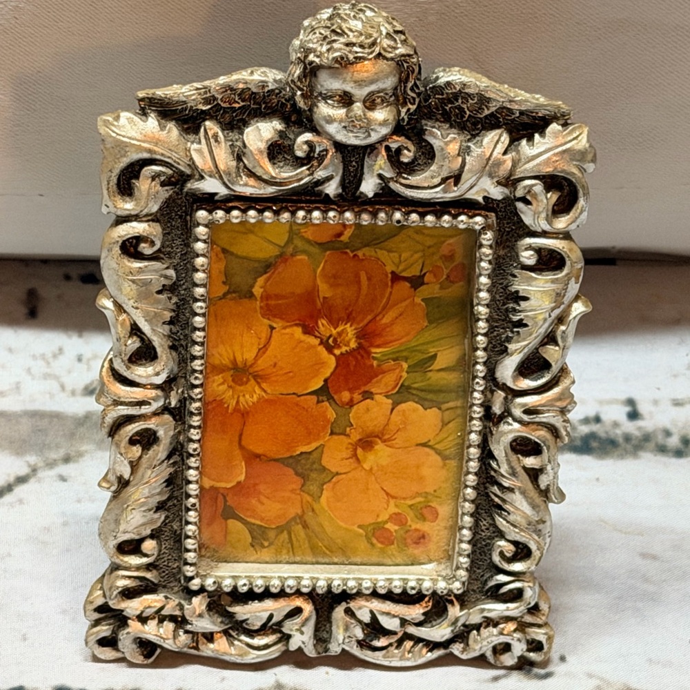 Ornate Silver‎ Picture Frame with scrolling Art cherub detail 3x5”